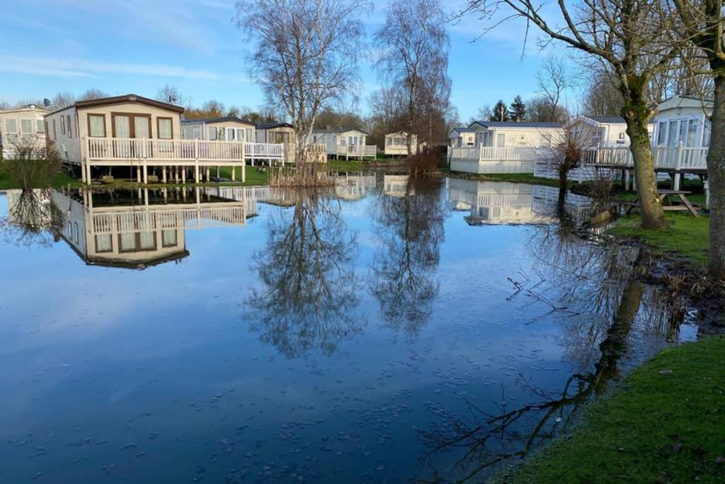 Paws Lodge South Cerney Exterior photo